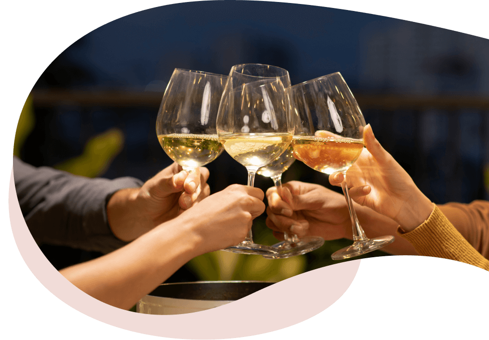 Gente brindando con copa de vino