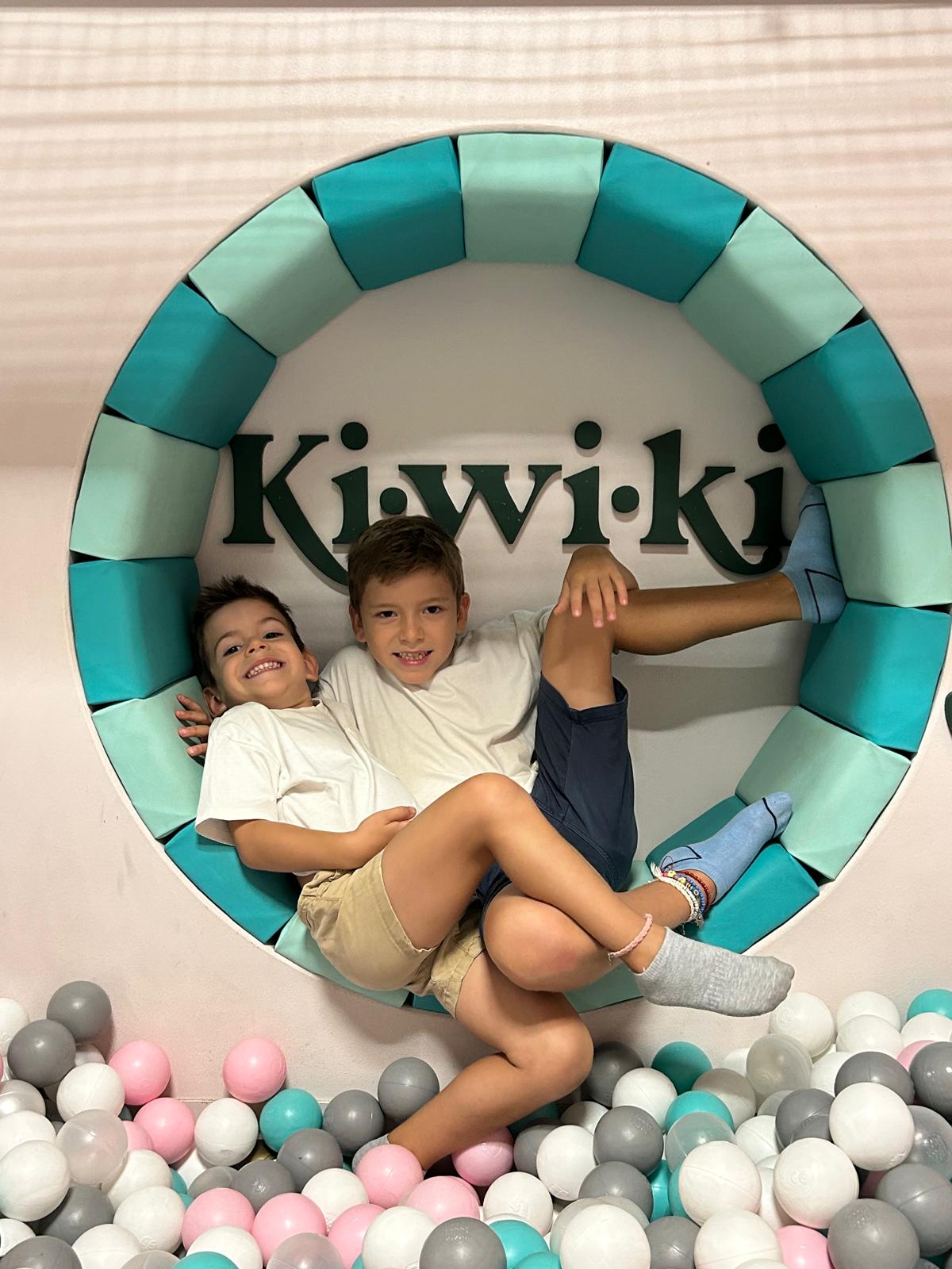 Sala con piscina de bolas para cumpleaños de niños